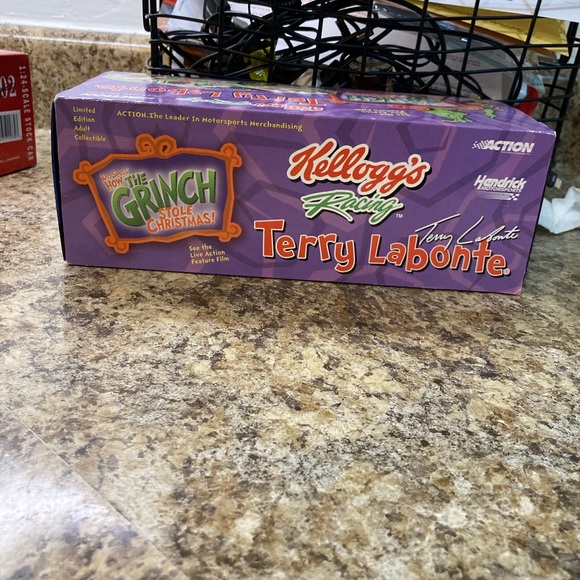 Signed Terry Labonte NASCAR Diecast 1/24 Car - Picture 4 of 7